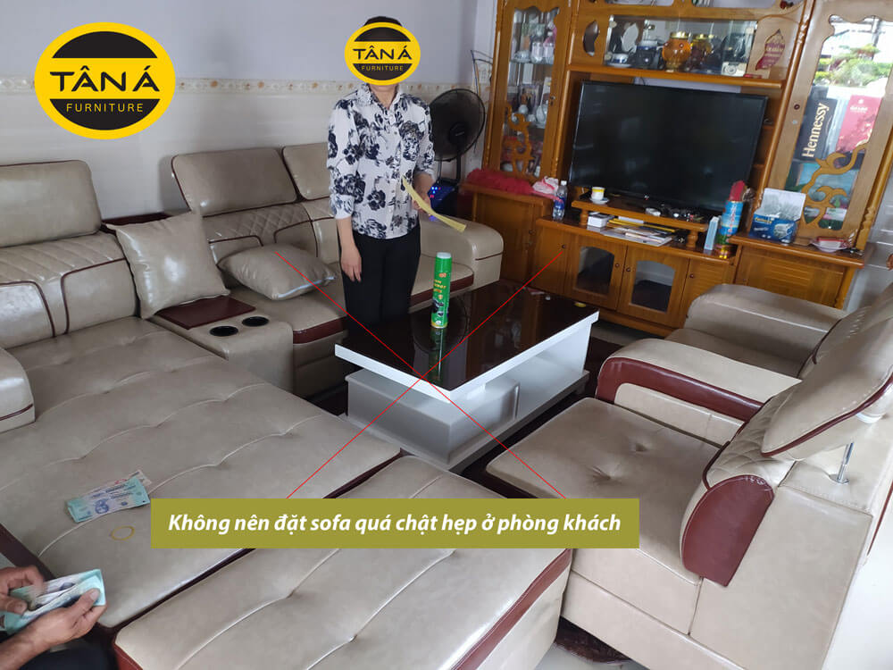 Không nên đặt ghế sofa chật hẹp cho phòng khách