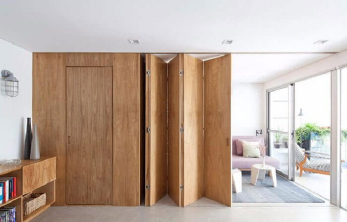 cửa gỗ di động để ngăn cách hai không gian phòng khách và phòng ngủ
