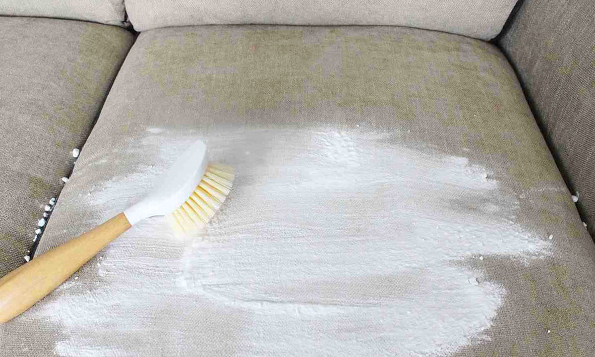 Rắc baking soda lên mặt vải