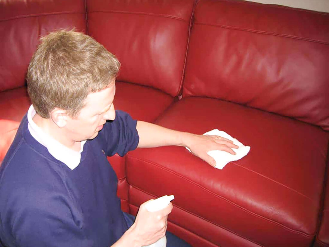 Pha loãng baking soda với nước ấm và xà phòng