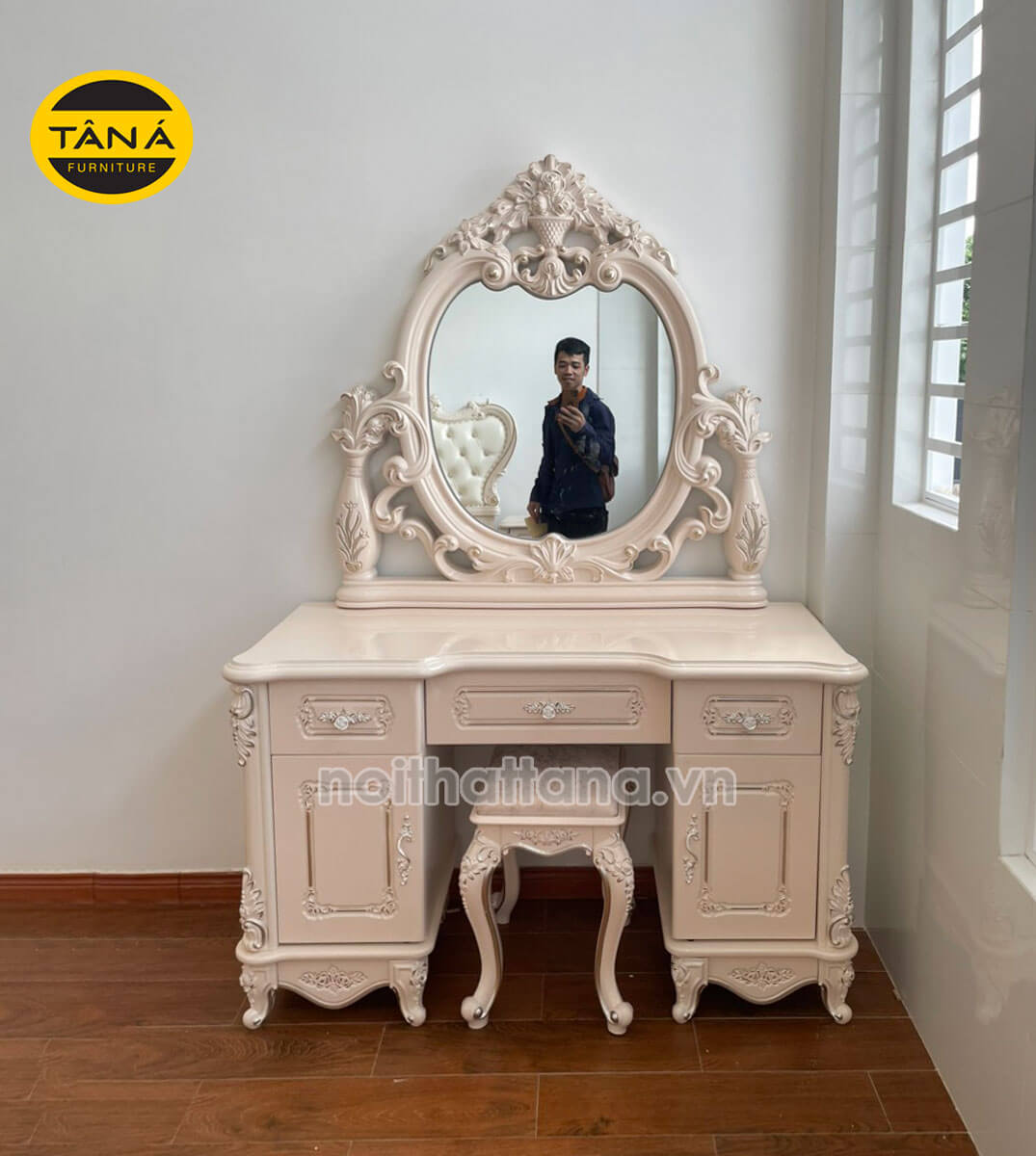 Không đặt bàn trang điểm đối diện với cửa ra vào