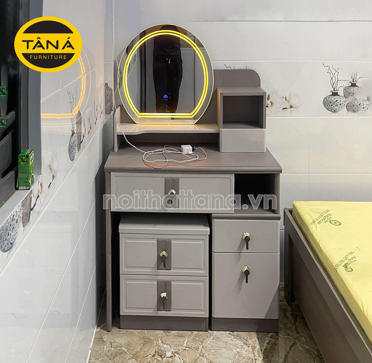 Bàn trang điểm hiện đại có đèn led cảm ứng