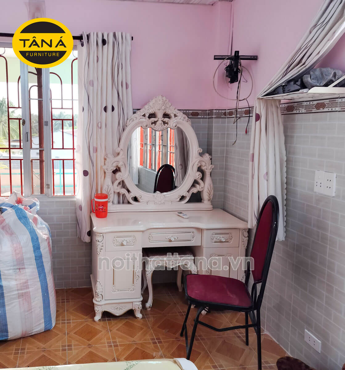 Đặt bàn trang điểm ở nơi có ánh sáng đầy đủ