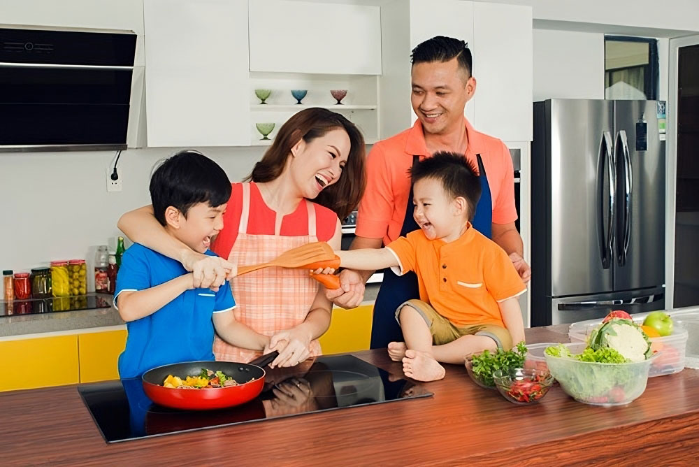 Đầu giường hướng bếp có sao không