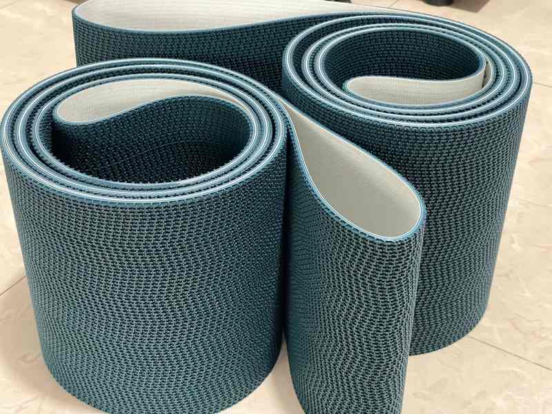 Băng tải PVC nhám mịn hoặc PVC gai nhỏ thường được ưu tiên sử dụng