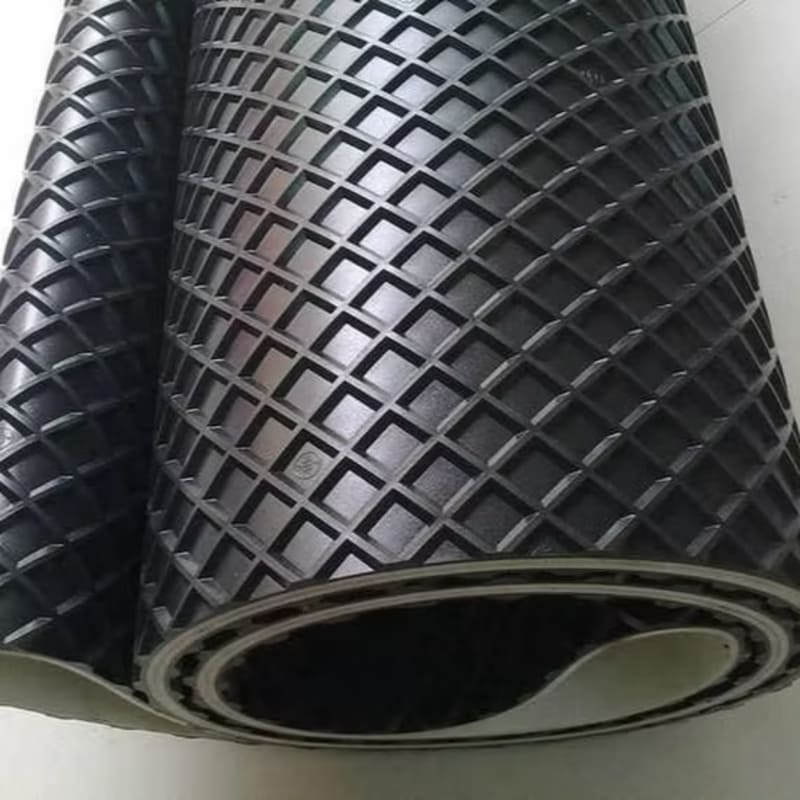 Băng tải PVC ô vuông là lựa chọn phù hợp vì có khả năng chống trượt hiệu quả