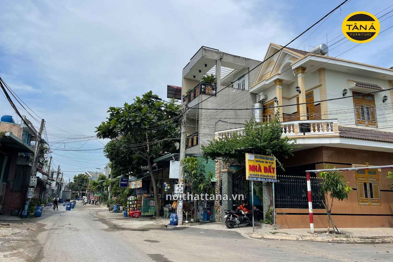 Nhà Gần Đường Ồn Nên Chọn Nội Thất Gì Để Dễ Chịu Hơn?