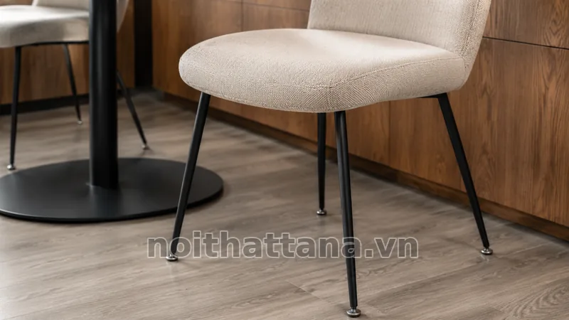 Chi tiết đệm ngồi và chân sắt của ghế ăn