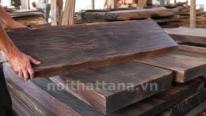 Cách chọn giá gỗ mun hoa theo nhu cầu thực tế